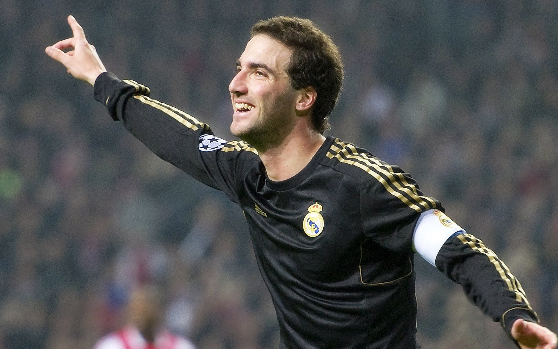 尼斯队在近期比赛中取得胜利，重振在法国球坛的声望，尼斯队球衣